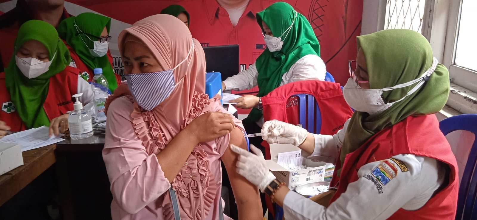 Masyarakat Palembang sedang vaksin dikantor DPC BMI Kota Palembang 