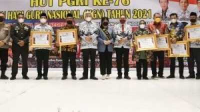 Wakil Gubernur Sumsel H Mawardi Yahya saat foto bersama dengan Pengurus PGRI Sumsel dan Penerima Penghargaan