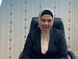 Kepala Dinas Pemberdayaan Perempuan dan Perlindungan Anak (DPPPA) Provinsi Sumatera Selatan, Fitriana S.Sos M.Si memberikan kata sambutan via daring dalam kegiatan verifikasi Lapangan Hybrid (VLH) terkait evaluasi Kota Layak Anak (KLH) Kabupaten OKU bertempat di Ruang Kadis PPPA Sumsel, Senin (28/4/2025)