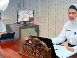 Kepala Dinas Pemberdayaan Perempuan dan Perlindungan Anak (DPPPA) Provinsi Sumatera Selatan, Fitriana S.Sos M.Si memberikan kata sambutan via daring dalam kegiatan verifikasi Lapangan Hybrid (VLH) terkait evaluasi Kota Layak Anak (KLH) Kabupaten Musi Banyuasin bertempat di Ruang Kadis PPPA Sumsel, Rabu (23/4/2025)