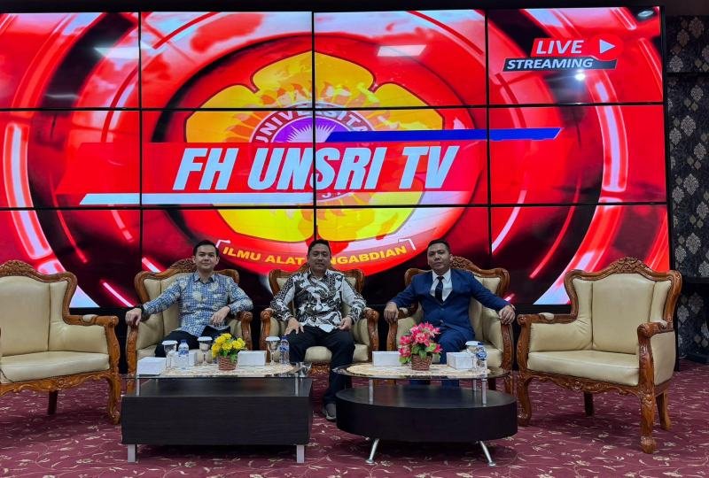Ketua DPD IKA FH Unsri, Fahmi Nugroho (tengah), Wakil Ketua DPD IKA FH Unsri, A Rilo Budiman (kanan) dan Muhammad Axel F (kiri)