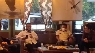 Diskusi santai bertema fenomena media sosial, di kedai cafe tujuh rambang, Rabu (16/6/2021).