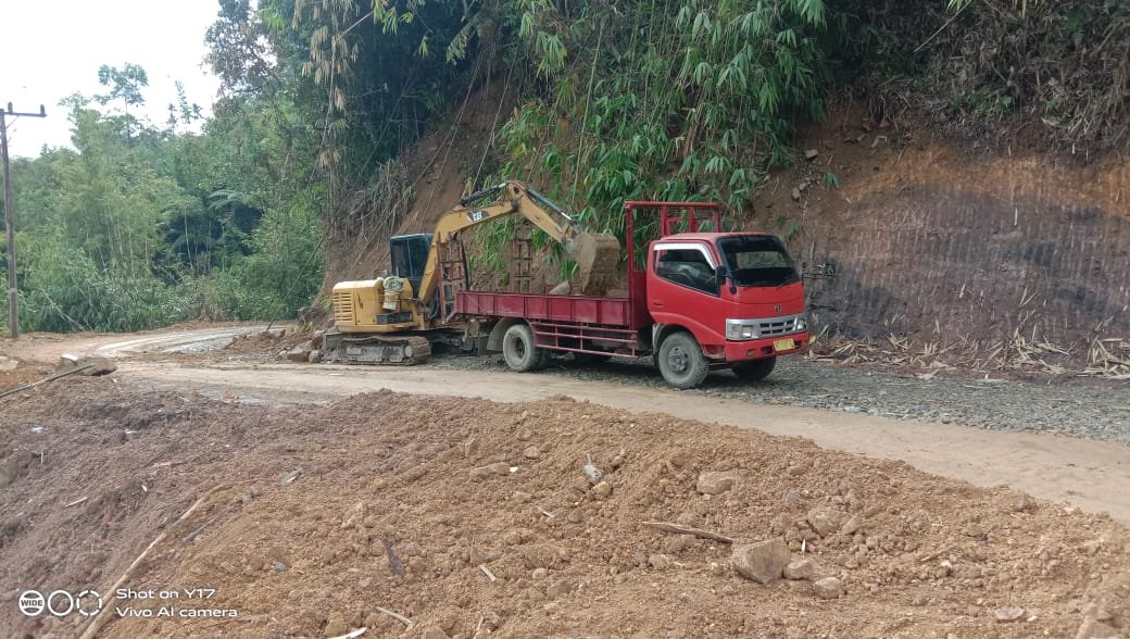 Kondisi ruas jalan provinsi yang menghubungkan antara Kecamatan Sungai Are dan Kecamatan Sindang Danau menuju Kota Muaradua Kabupaten OKU Selatan, Kamis (17/6/2021).