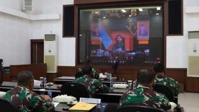 Pangdam II Sriwijaya, Agus Suhardi saat melaksanakan Video Conference (Vicon) dengan Panglima TNI Marsekal TNI Hadi Tjahjanto, Senin (21/6/2021)