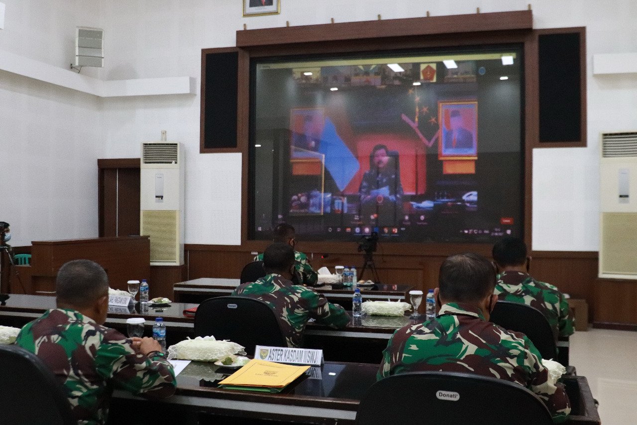 Pangdam II Sriwijaya, Agus Suhardi saat melaksanakan Video Conference (Vicon) dengan Panglima TNI Marsekal TNI Hadi Tjahjanto, Senin (21/6/2021)