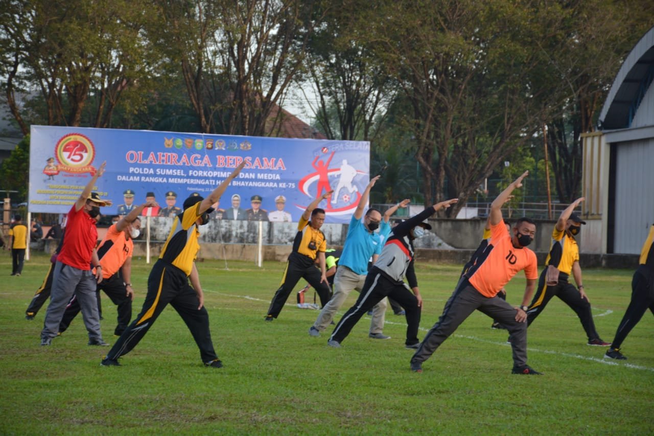 Pangdam II/Sriwijaya Mayjen TNI Agus Suhardi bersama Forkopimda Sumsel melaksanakan Olahraga Bersama, Selasa (22/6/2021).