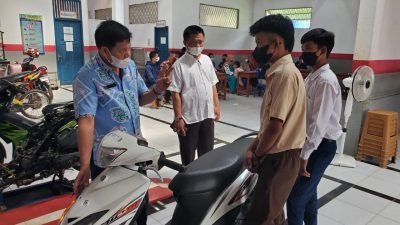 Calon peserta didik baru SMKN 7 Palembang saat mengikuti tes wawancara atau tes penelusuran minat dan bakat, Jumat (25/6/2021).