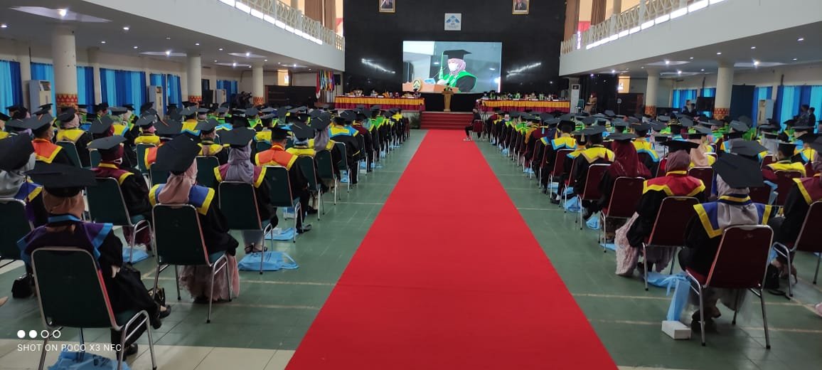 Sebanyak 863 mahasiswa Universitas Islam Negeri Raden Fatah (UINRF) Palembang mengikuti prosesi wisuda ke-77 secara online dan offline di Gedung Academik Centre, Sabtu (26/6/21). 