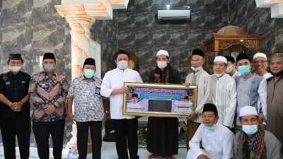 Gubernur Herman Deru melakukan safari Jum'at di masjid Al Muhajirin Komplek Bumi Sriwijaya Indah Jalan Soekarno Hatta Palembang, Jum'at (18/6/2021). 