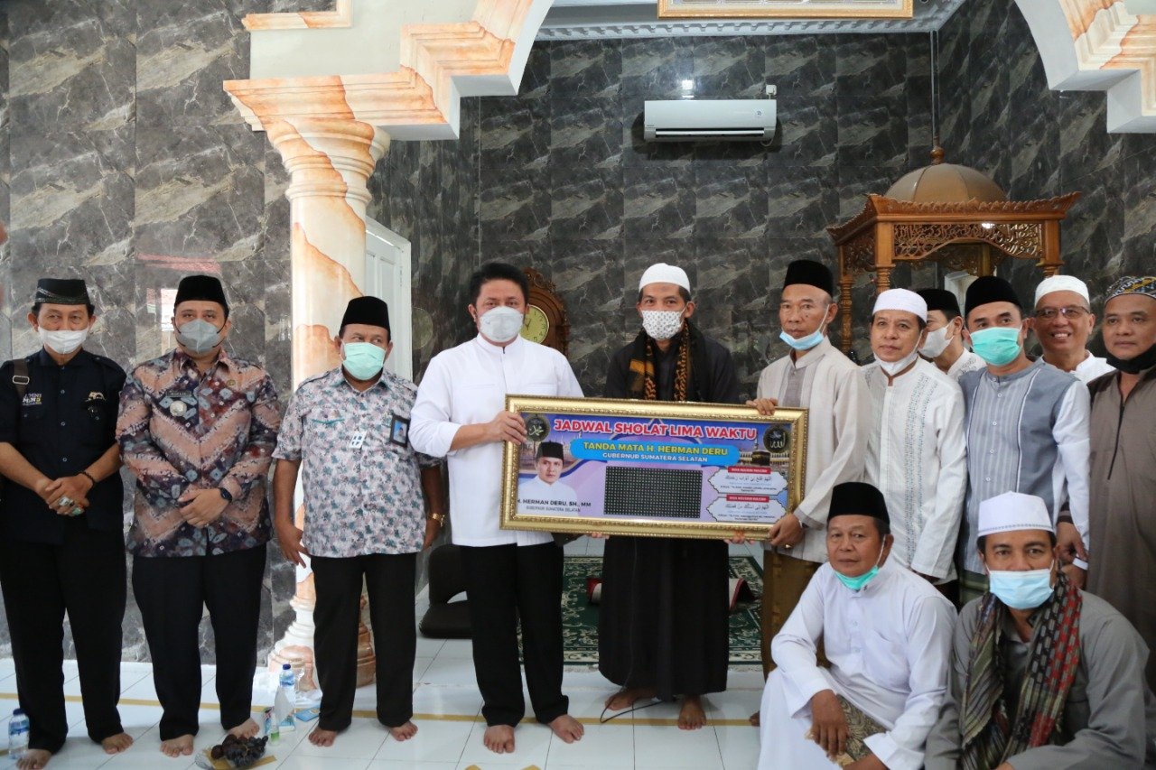 Gubernur Herman Deru melakukan safari Jum'at di masjid Al Muhajirin Komplek Bumi Sriwijaya Indah Jalan Soekarno Hatta Palembang, Jum'at (18/6/2021). 