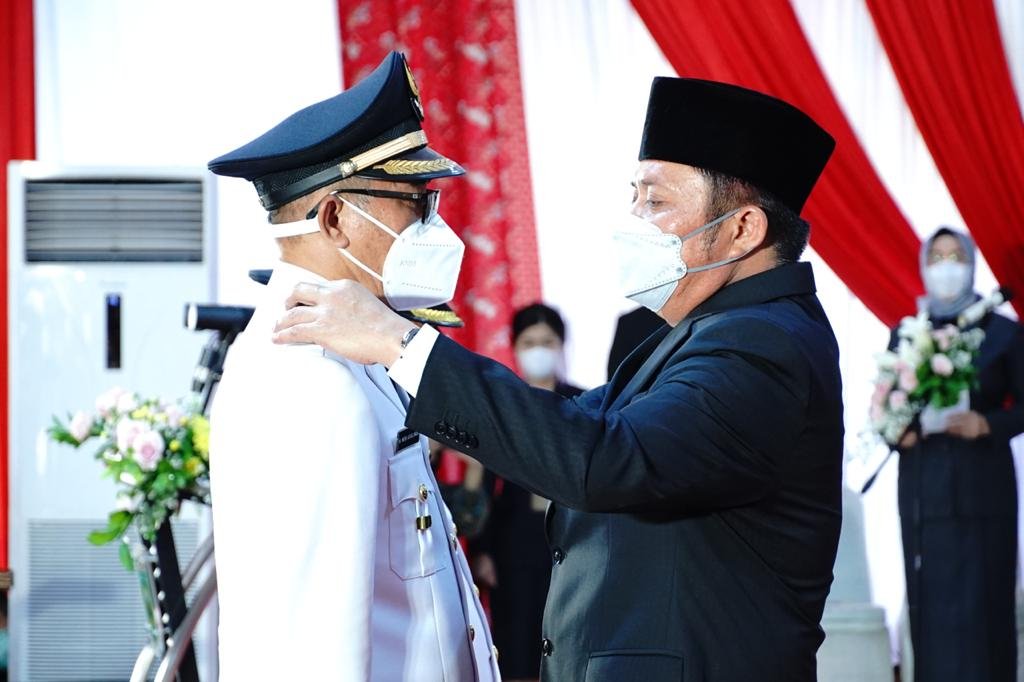 Gubernur Sumsel H. Herman Deru melantik pasangan Ir H. Heri Amalindo MM sebagai Bupati dan Drs Soemarjono sebagai Wakil Bupati Penukal Abab Lematang Ilir (PALI) bertempat di Griya Agung Palembang, Jumat (18/6/2021)