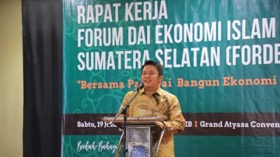 Gubernur Sumsel, Herman Deru saat menghadiri acara Pelantikan Pengurus/Anggota Forum Dai Ekonomi Islam Sumatera Selatan (FORDEIS), Grand Atyasa Convention Center Palembang, (Sabtu 19/6/2021).