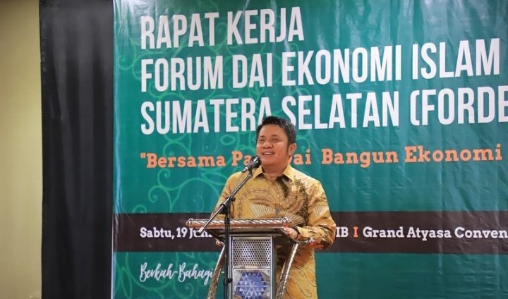 Gubernur Sumsel, Herman Deru saat menghadiri acara Pelantikan Pengurus/Anggota Forum Dai Ekonomi Islam Sumatera Selatan (FORDEIS), Grand Atyasa Convention Center Palembang, (Sabtu 19/6/2021).