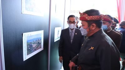 Gubernur  Sumatera Selatan (Sumsel) H. Herman Deru saat melihat pameran Agrowisata Pagaralam dalam rangka HUT Kota Pagaralam ke-20 Tahun 2021, bertempat di halaman SMAN 1 Kota Pagaralam, Senin (21/6/2021). 