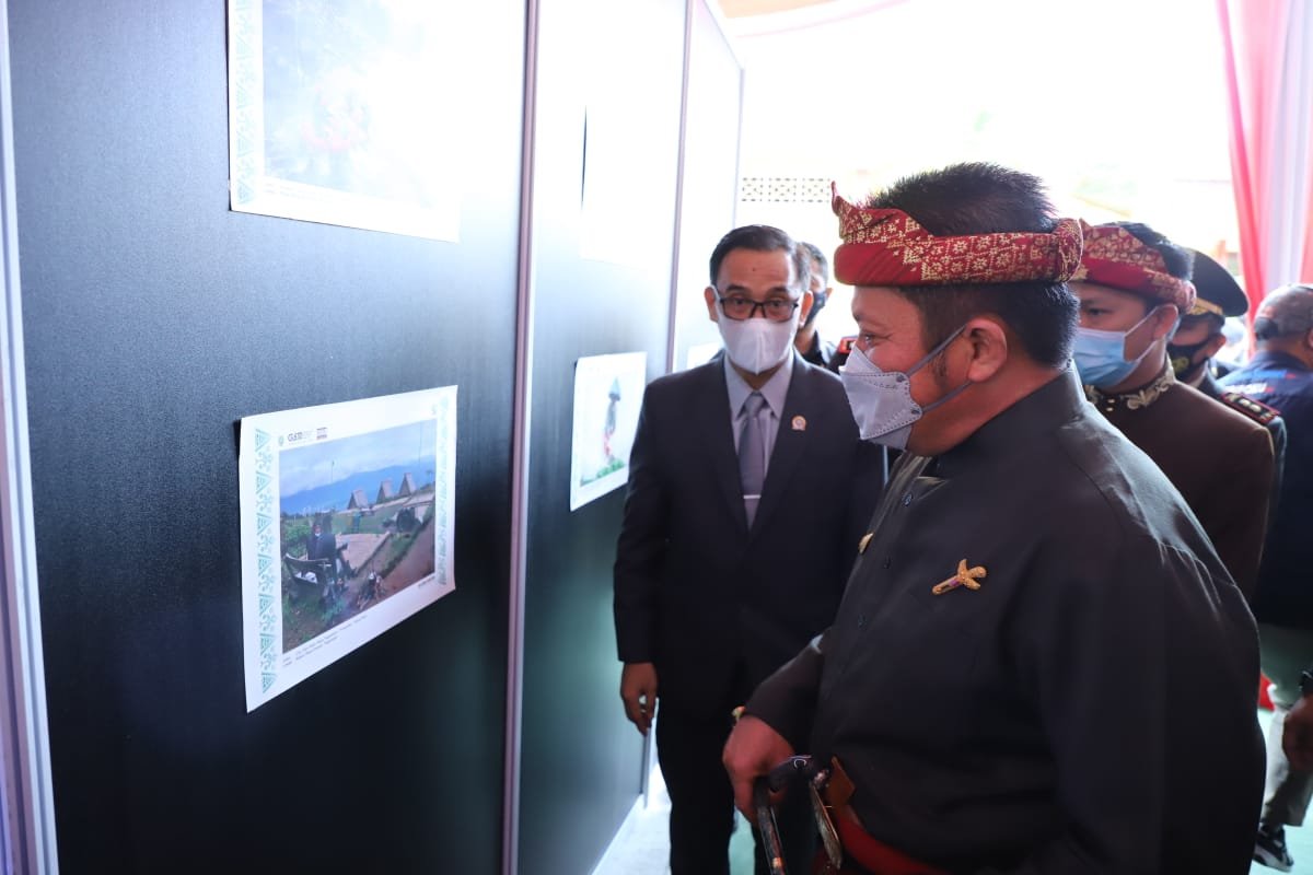 Gubernur  Sumatera Selatan (Sumsel) H. Herman Deru saat melihat pameran Agrowisata Pagaralam dalam rangka HUT Kota Pagaralam ke-20 Tahun 2021, bertempat di halaman SMAN 1 Kota Pagaralam, Senin (21/6/2021). 