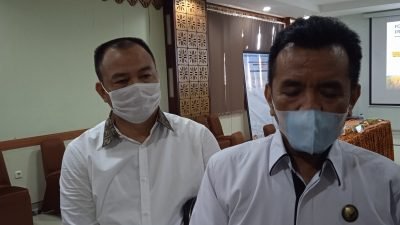 Ketua YLKI Sumsel, RM Taufik Husni (kiri) dan Kepala BPOM Palembang, Martin Suhendri (kanan).