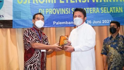 Gubernur Sumsel, Herman Deru saat membuka Uji Kompetensi Wartawan (UKW) Provinsi Sumatera Selatan yang digelar di Ballroom Hotel Aston, Jumat (25/6/2021).