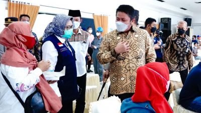 Gubernur Provinsi Sumatera Selatan (Sumsel), H Herman Deru melakukan peninjauan vaksinasi Covid-19 yang digelar Polda Sumsel di Gedung Ogan Pertamina, Plaju Palembang, Sabtu (26/6/21). 
