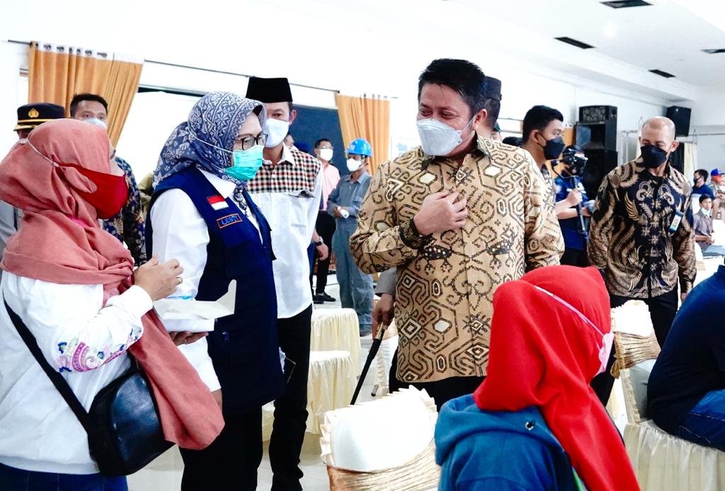 Gubernur Provinsi Sumatera Selatan (Sumsel), H Herman Deru melakukan peninjauan vaksinasi Covid-19 yang digelar Polda Sumsel di Gedung Ogan Pertamina, Plaju Palembang, Sabtu (26/6/21). 