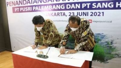 Direktur Utama PT Pupuk Sriwijaya (Pusri) Palembang Tri Wahyudi Saleh saat penandatanganan kerjasama dengan PT Sang Hyang Seri.