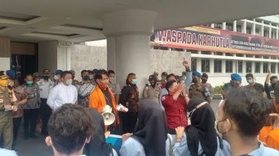 Puluhan Massa yang tergabung dalam Gabungan Ormas Penegak Keadilan (GOPK) mengelar aksi demonstrasi di halaman Kantor Pemerintah Provinsi (Pemprov) Sumatera Selatan (Sumsel), Jumat (2/7/2021).