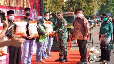 Kapok Sahli Pangdam II /Swj Brigjen TNI Muchamad Bayu Haritomo, SH menghadiri acara penyerahan Bansos bagi masyarakat Sumsel yang terdampak Covid-19, di halaman Griya Agung Palembang, Minggu ( 25/ 7 / 2021).
