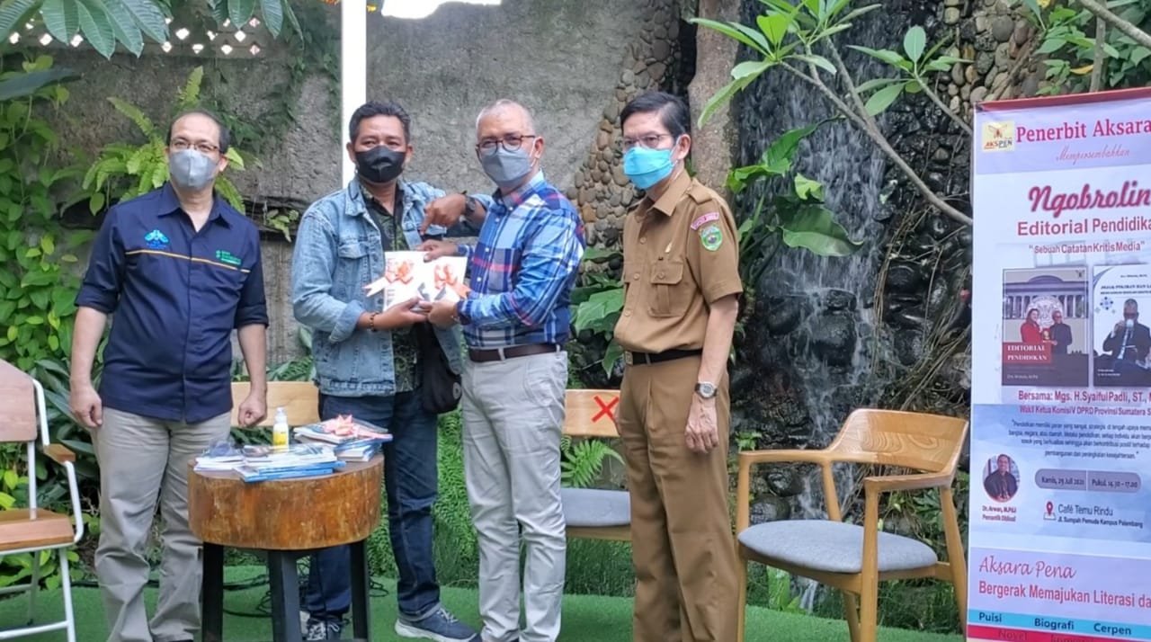 Mantan Kadisdik Sumsel, Widodo di sela Kegiatan Ngobrolin Editorial Pendidikan, Kamis (29/7/2021) di Cafe Temu Rindu. 
