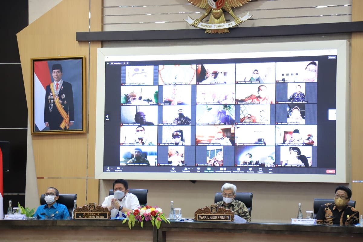 Gubernur Sumsel, Herman Deru ketika silahturahmi bersama Ketua Komite Sekolah dan Kepala Sekolah SMA, SMK dan SLB di Sumsel, di Auditorium Bina Praja Setda Provinsi Sumsel, Jum'at (9/7/2021)