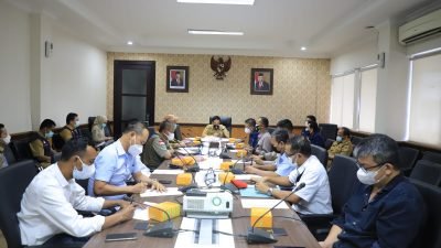 Plh Sekda Sumsel H. Akhmad Najib memimpin rapat koordinasi terkait distribusi oksigen medis untuk dibagikan ke RS rujukan Covid-19 di Sumsel di ruang rapat Setda Kantor Gubernur Sumsel, Selasa (13/07/2021). 