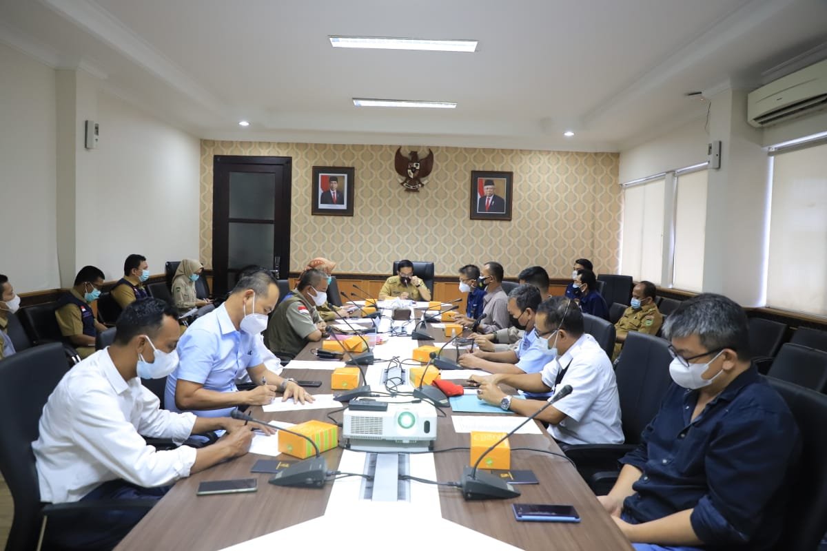Plh Sekda Sumsel H. Akhmad Najib memimpin rapat koordinasi terkait distribusi oksigen medis untuk dibagikan ke RS rujukan Covid-19 di Sumsel di ruang rapat Setda Kantor Gubernur Sumsel, Selasa (13/07/2021). 