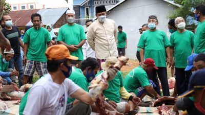 Gubernur Sumsel H. Herman Deru memantau proses pemotongan hewan kurban disejumlah lokasi dalam kota Palembang.