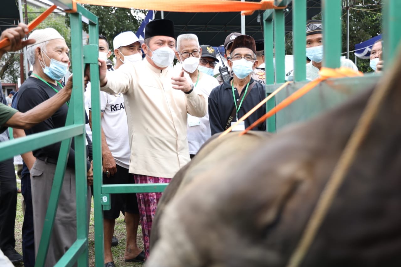 Gubernur Sumsel, Herman Deru saat memantau pemotongan hewan kurban dari masjid ke masjid di kota Palembang, Selasa (20/7/2021).