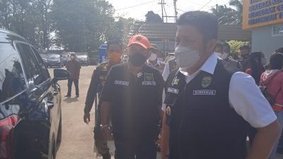 Gubernur Sumsel Herman Deru, Kepala PU BMTR Sumsel, Darma Budhy dan Mantan Kepala UPTD Muara Enim dan Pali, Nurudin Hanafiah saat diwawancarai usia meninjau hewan kurban di Workshop Dinas PU Bina Marga dan Tata Ruang Provinsi Sumsel, Rabu (21/7/2021).