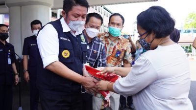 Gubernur Sumatera Selatan (Sumsel) H. Herman Deru saat melaunching Program Bantuan Beras PPKM 2021 Provinsi Sumsel di halaman kantor Gubernur, Kamis (22/7)