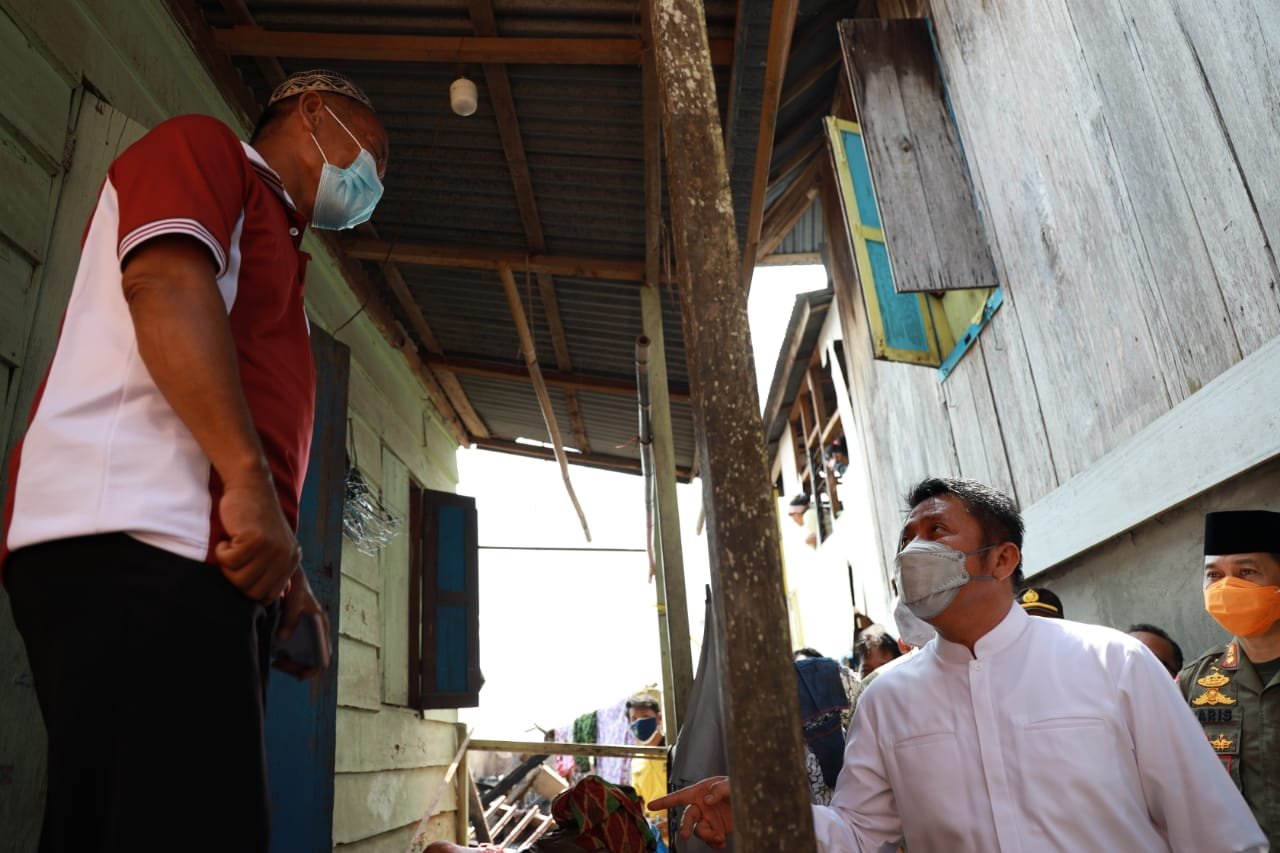 Herman Deru saat meninjau korban kebakaran di Desa Pemulutan Ogan Ilir, Jumat (23/7/2021).