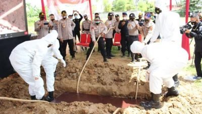 Kepolisian Daerah (Kapolda) Sumsel menggelar pelatihan pemulasaran dan pemakaman jenazah terpapar COVID-19 bagi anggota dan PNS Polri di Sumsel tahun 2021