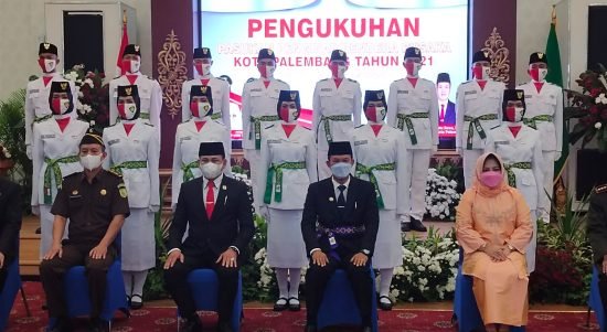 Walikota Palembang, Harnojoyo mengukuhkan 30 personel Tim Pasukan Pengibar Bendera di Rumah Dinas Walikota, Jalan Tasik. Sabtu (14/8/2021).