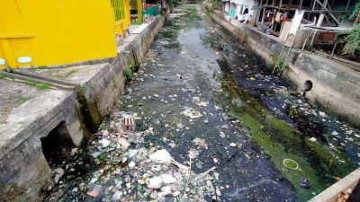 anak sungai musi ini yakni sungai kedukan yang berada di kawasan jalan KH Wahid Hasyim, Kecamatan Seberang Ulu I, kota Palembang, Sumatera Selatan dipenuhi oleh sampah rumah tangga.