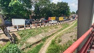 Kemacetan Jalan Ki Merogan terpantau macet Dari atas jembatan Kertapati, Senin (23/8/2021).