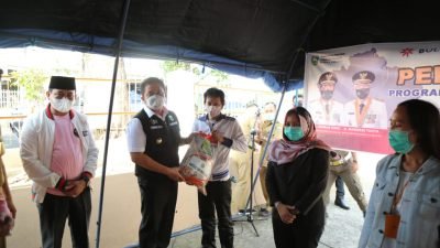 Gubernur Sumsel H. Herman Deru secara simbolis menyalurkan bansos untuk kalangan jurnalis yang di pusatkan di halaman Dinas Sosial (Dinsos) Provinsi Sumsel, Selasa (3/8/2021).