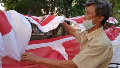 Ahmad Sofian penjual bendera dan umbul-umbul di Palembang