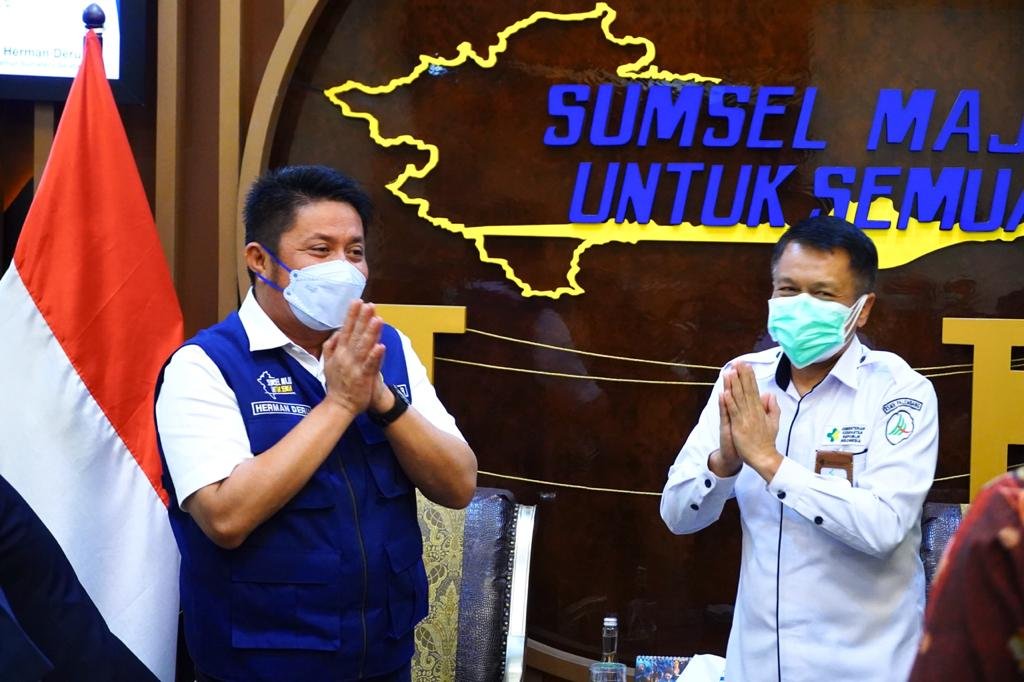 Gubernur Sumsel, Herman Deru saat menerima audiensi Perhimpunan Rumah Sakit Seluruh Indonesia (PERSI) Cabang Sumsel di ruang tamu Gubernur, Kamis  (5/8/2021) siang
