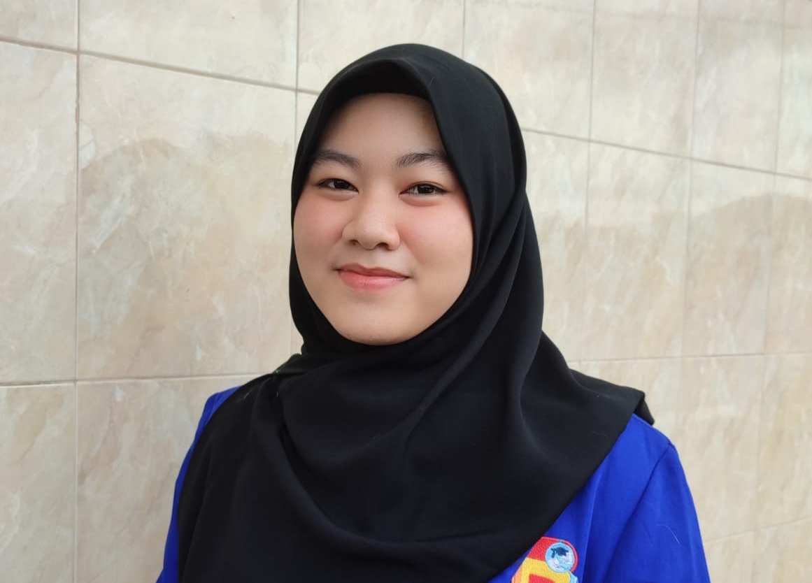 Amany Larassyah Amir, mahasiswi semester empat Fakultas Ekonomi dan Bisnis Universitas Bina Darma (UBD) berhasil tembus mewakili Sumsel di ajang Pemilihan Mahasiswa Berprestasi (Pilmapres) tahun 2021.