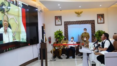 Gubernur Sumsel, Herman Deru saat mengikuti Rapat Koordinasi (Rakor) Pembahasan Percepatan Pembangunan Infrastruktur dan Pengembangan Wilayah di Provinsi Sumsel, bersama lima Menteri Kabinet Indonesia Maju secara virtual di Command Center, Senin (9/8/2021) siang.