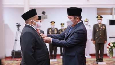 Gubernur Sumsel, Herman Deru saat menyematkan penghargaan Tanda Kehormatan Satyalancana Karya Satya dari Presiden Republik Indonesia, di Griya Agung, Jumat (13/8/2021).