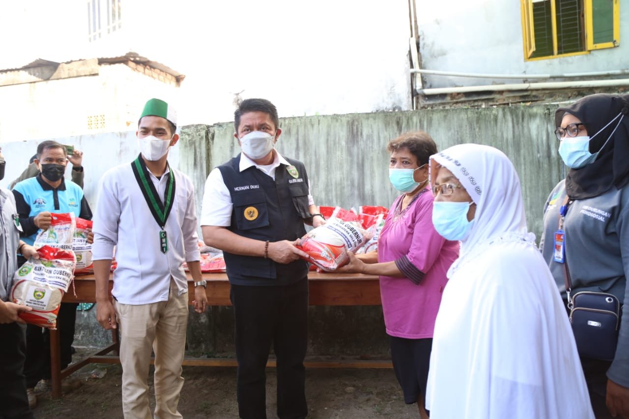 Warga Jalan Radial 24 Ilir Bukit Kecil Palembang  saat menerima bantuan beras dari Gubernur Herman Deru di Gedung YPU Himpunan Mahasiswa Islam (HMI) Jalan Radial Palembang, Sabtu (14/8/2021).