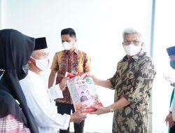 Ustadz dan Ustadzah di Palembang  Terima Bansos Beras dari Gubernur 