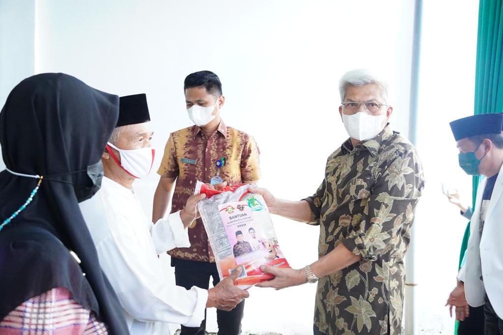Wakil Gubernur Sumsel, Mawardi Yahya saat menyerahkan bansos beras kepada ustadz dan ustadzah di Palembang, Sabtu (14/8/2021).