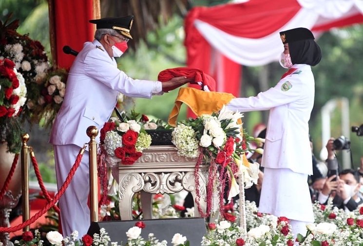 Wakil Gubernur Sumsel, Mawardi Yahya saat menjadi inspektur upacara penurunan bendera HUT RI ke 76 di Griya Agung, Palembang, Selasa (17/8/2021).