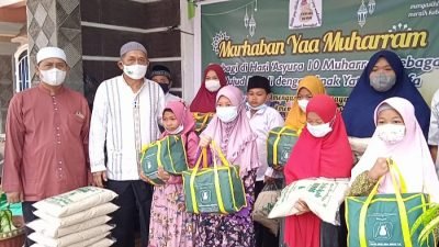 Yayasan Ponjen Amal Bina Insani Palembang saat membantu anak yatim dan dhuafa, Kamis (19/8/2021).